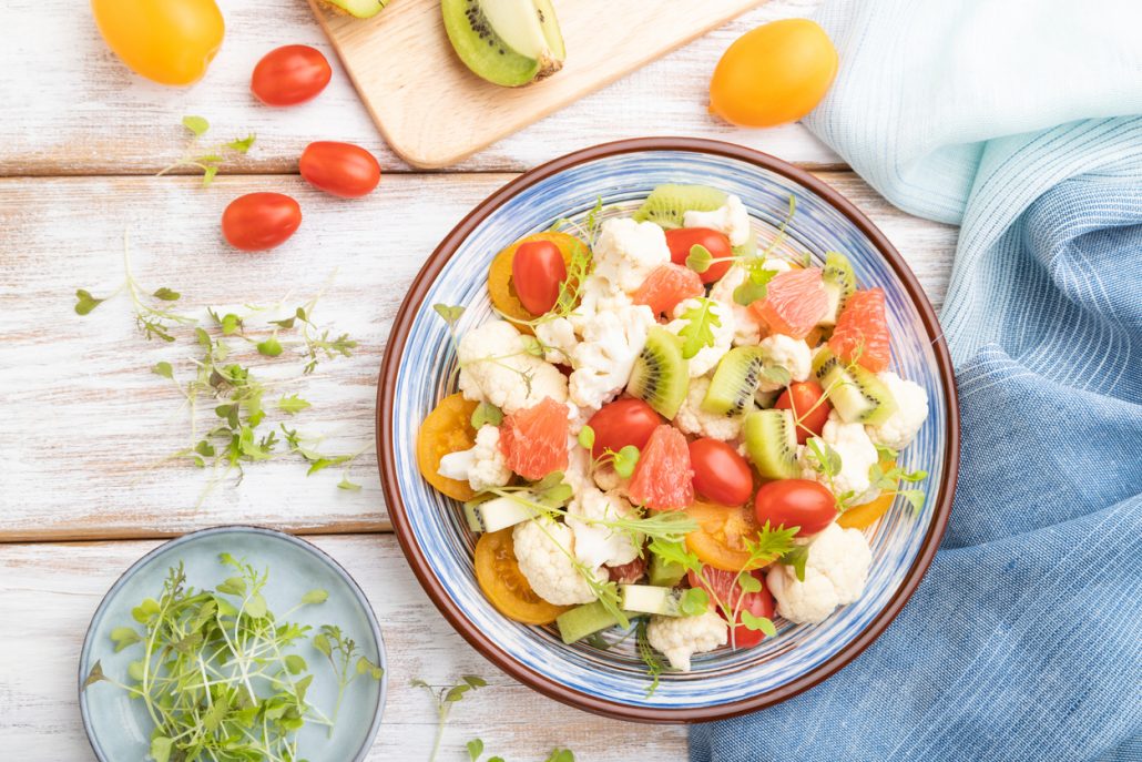Cauliflower recipe with cabbage, kiwi, tomatoes and sprouts